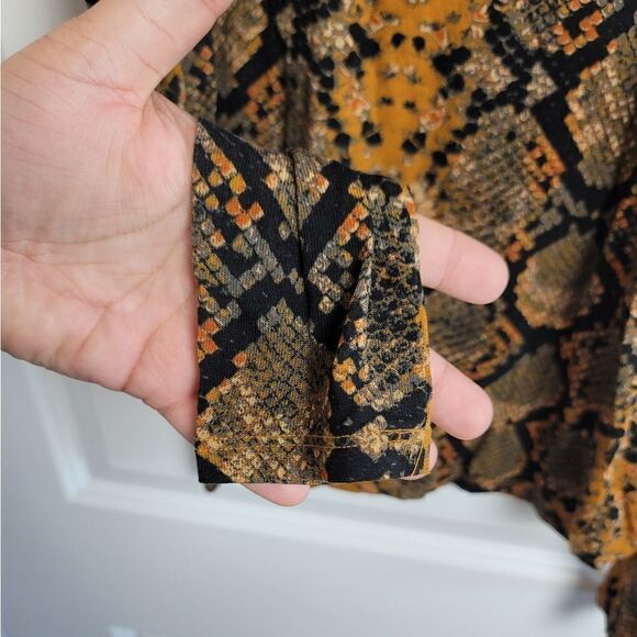 LEITH Snakeskin Print Turtleneck Top - Picture 4 of 8